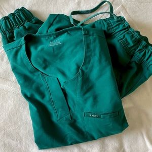 JAANUU Hunter Green Scrub Set (M)